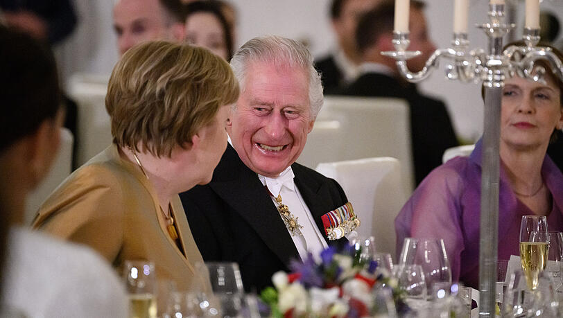 König Charles wollte beim Staatsbankett unbedingt neben Angela Merkel sitzen. König Charles wollte beim Staatsbankett unbedingt neben Angela Merkel sitzen.