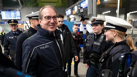 Innenminister Dobrindt kündigte den Ausbau der Videoüberwachung an Bahnhöfen an.