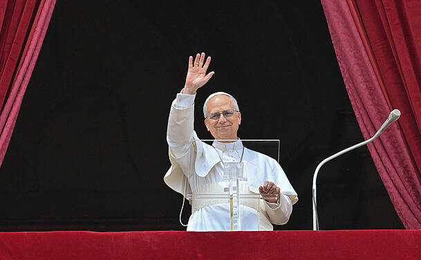 Bevor Papst Leo XIV. auf den Petersdom trat, ging es für ihn in die "Kammer der Tränen". Bevor Papst Leo XIV. auf den Petersdom trat, ging es für ihn in die "Kammer der Tränen".