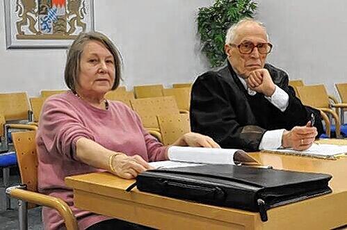 Münchner Hauptschul-Lehrerin Erika H. mit ihrem Anwalt Konrad Kittl.