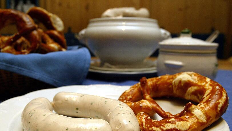 Künftig bitte mit Messer und Gabel essen: Die Weißwurst soll nicht mehr gezuzelt werden. Künftig bitte mit Messer und Gabel essen: Die Weißwurst soll nicht mehr gezuzelt werden.