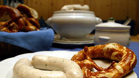Künftig bitte mit Messer und Gabel essen: Die Weißwurst soll nicht mehr gezuzelt werden.