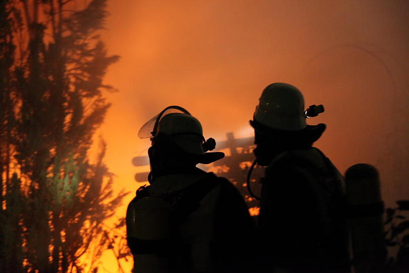 Wohnhaus und Pkw in Mühltal in Vollbrand. Bilder vom Großeinsatz der Feuerwehr.