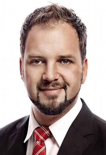 DAGEGEN - Freisings
Oberbürgermeister
Tobias
Eschenbacher:
&bdquo;Da ist
zum einen der
Umweltaspekt:
Eswird eine große Fläche
zubetoniert, die größer
ist als der Tegernsee. Zudem
wäre die Startbahn ein Einschnitt
in die Lebensqualität
und Eigentumsrechte der Freisinger,
bis hin zur Absiedelung
vonOrtsteilen wie Attaching.
Und noch ein Argument:
Ein größerer Zuzug
als ihn Freising ohnehin
schon hat, würde die
Stadt überlasten.&ldquo;