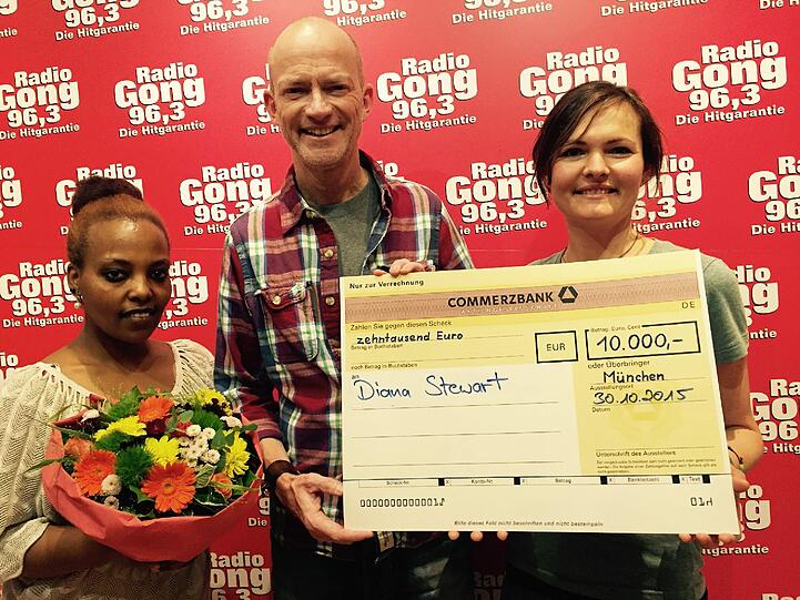 Nachbarin Diana hat das paar gefunden und freut sich über 10 000 Euro Finderlohn.