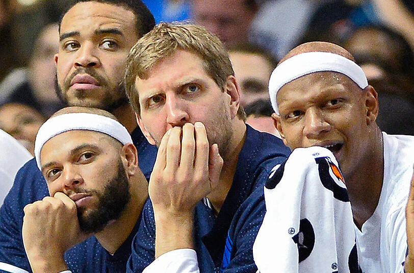 Diesmal nicht mal Bankdrücker: Dirk Nowitzki (Mitte).