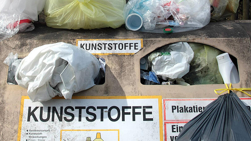 Beinarbeit: In München gibt es keine gelben Säcke oder Tonnen. Deswegen müssen umweltbewusste Mülltrenner ihren Kunststoff an die nächste Wertstoffinsel tragen.