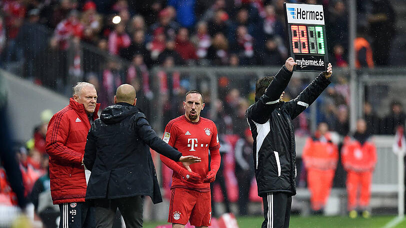 Bayerns Franck Ribéry (m.) steht für seine Einwechslung bereit. Künftig sind bis zu fünf Auswechslungen pro Team gestattet.