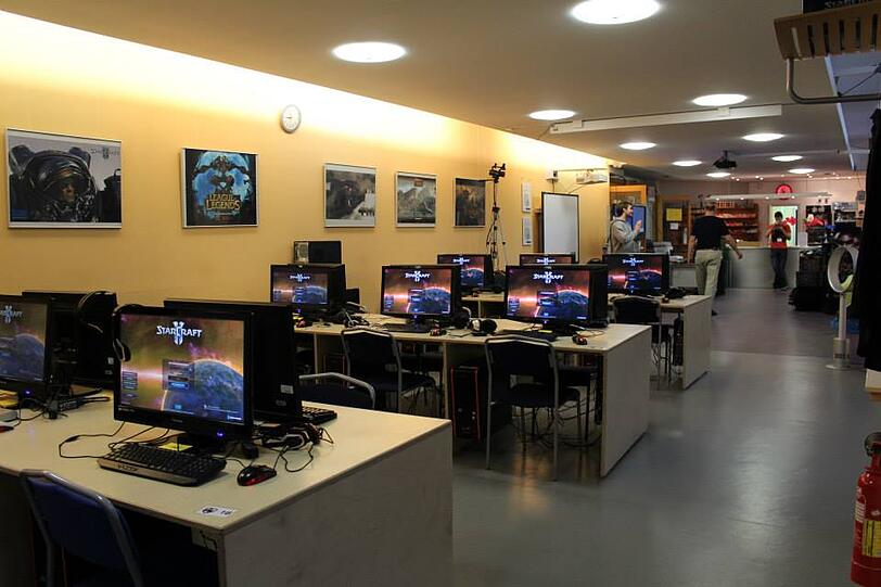 Ob beim Starcraft-Turnier oder im Programmierkurs: die Computer stehen im Café Netzwerk parat.