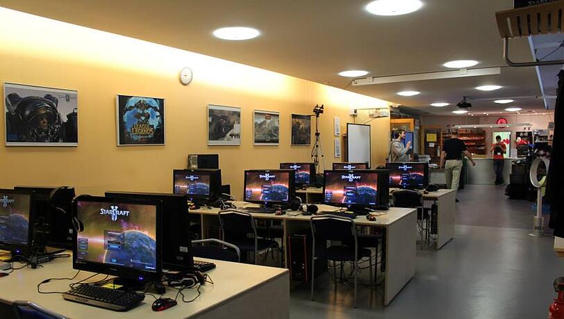 Ob beim Starcraft-Turnier oder im Programmierkurs: die Computer stehen im Café Netzwerk parat. Ob beim Starcraft-Turnier oder im Programmierkurs: die Computer stehen im Café Netzwerk parat.