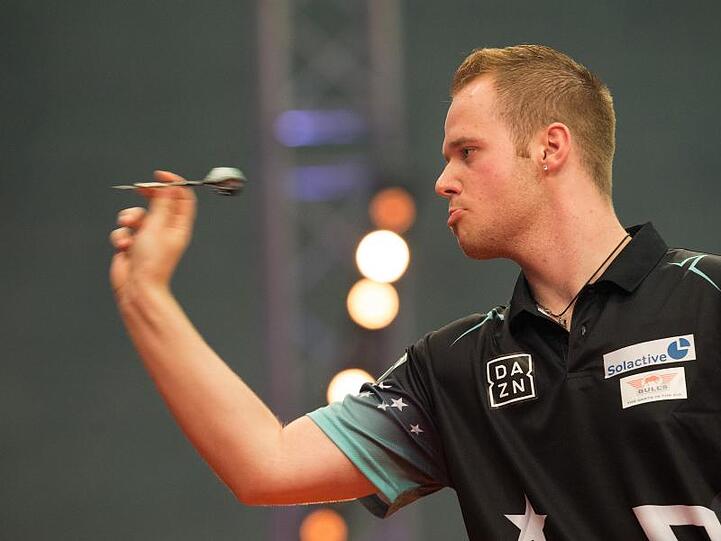 Der deutsche Dartspieler Max Hopp tritt als erster deutscher Dartspieler in der Darts-Premier-League an.