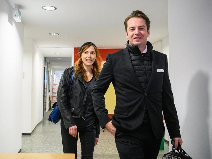 Die beschuldigte Schauspielerin Antje Mönning (l) kommt mit ihrem Rechtsanwalt Alexander Stevens zu ihrem Prozess wegen Erregung öffentlichen Ärgernisses in einen Gerichtssaal vom Amtsgericht. Foto: Matthias Balk/dpa/Archivbild