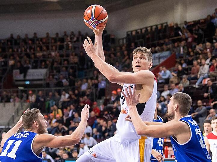 Deutschlands Andreas Seiferth (M) setzt sich gegen zwei Esten durch.