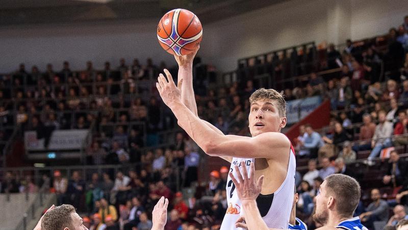 Deutschlands Andreas Seiferth (M) setzt sich gegen zwei Esten durch. Deutschlands Andreas Seiferth (M) setzt sich gegen zwei Esten durch.