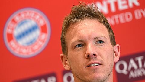 Trainer Julian Nagelsmann nimmt an einer Pressekonferenz im Mannschaftshotel teil.
