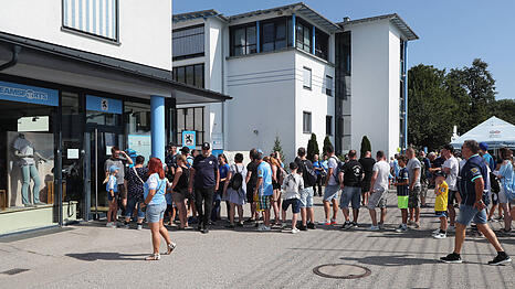 Der Fanshop an der Gr&uuml;nwalder Stra&szlig;e hat weiterhin ge&ouml;ffnet.