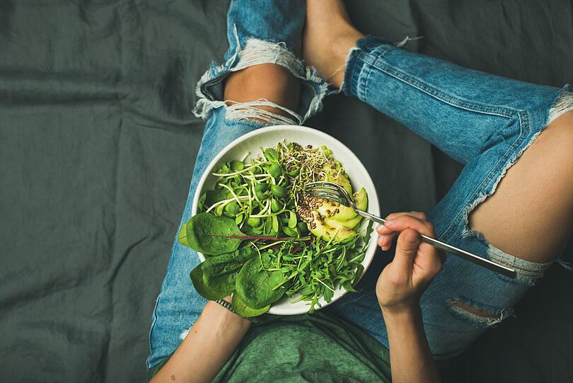 Unter dem vielen Food-Content auf TikTok ist Salat total angesagt: Einfallsreiche Ideen wie Green-Goddess-Salat, Gurkensalat im Asia-Style oder Big-Mac-Salat verbreiten sich gerade rasant. Wir verraten Ihnen, wie Sie diese Rezepte ganz leicht als schnelles Mittagessen, als praktische Meal-Prep oder als s&auml;ttigenden Abend-Salat mit extra Protein zubereiten. Das sind die aktuellen TikTok-Salat-Trends.