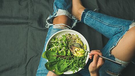 Unter dem vielen Food-Content auf TikTok ist Salat total angesagt: Einfallsreiche Ideen wie Green-Goddess-Salat, Gurkensalat im Asia-Style oder Big-Mac-Salat verbreiten sich gerade rasant. Wir verraten Ihnen, wie Sie diese Rezepte ganz leicht als schnelles Mittagessen, als praktische Meal-Prep oder als s&auml;ttigenden Abend-Salat mit extra Protein zubereiten. Das sind die aktuellen TikTok-Salat-Trends.