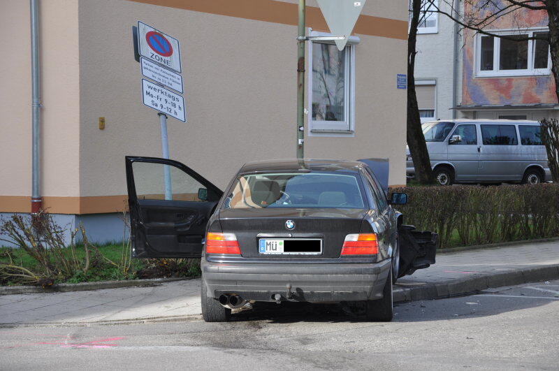 Die beiden Unfallwagen wurden so stark beschädigt, dass sie abgeschleppt werden mussten.