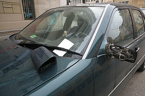 Der Spiegel wurde abgeschlagen: Ein demolierter Mercedes (Symbolbild)
