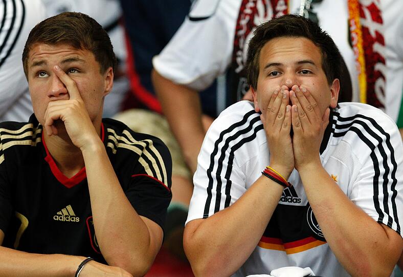 Tränen, Trauer, Tragik: Nach dem Halbfinal-K.o. gegen Italien können es viele Fans nicht fassen, dass der Traum vom EM-Titel vorbei ist. Die Bilder