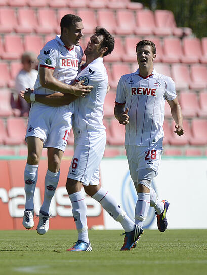 Kevin Pezzoni (M.) gratuliert Thomas Broeker (l.) zu seinem Tor zum 0:1 gegen Unterhaching.