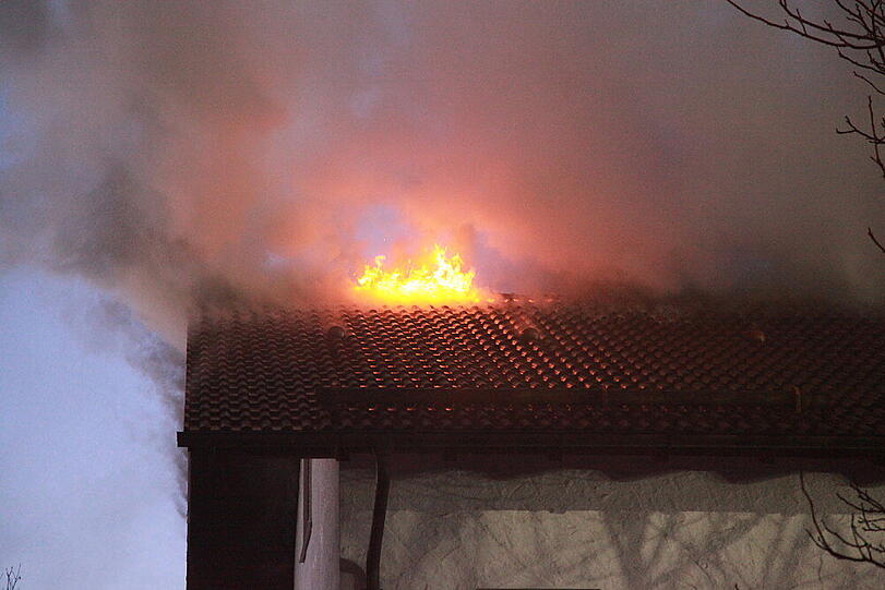 In Kolbermoor zerstörte ein Feuer ein Doppelhaus. Die Bilder vom Einsatz der Feuerwehr.