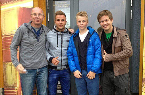 Die Männer der Familie Götze (r.-l.): Vater Jürgen Götze, Mario Götze, Felix Götze und Fabian Götze.
