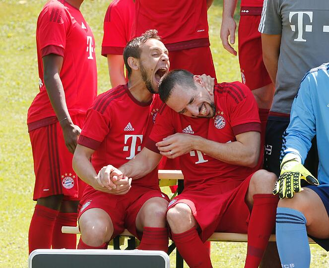 Große Gaudi auch abseits des Shootings: Rafinha und Franck Ribéry beim Scherzen.