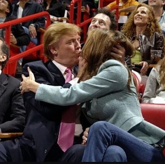 Öffentliche Turteleien: Donald Trump und seine Frau Melania.