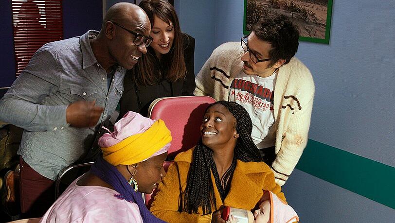 Als Benjamin seinen neuen Adoptiveltern weggenommen wird und erneut die Nahrung verweigert, eilen ihm (von links:) Paul (Lucien Jean-Baptiste), Mamita (Marie-Philomene Nga) Prune (Delphine Theodore), Sali (Aissa Maiga) und Manou (Vincent Elbaz) sofort zur Hilfe.