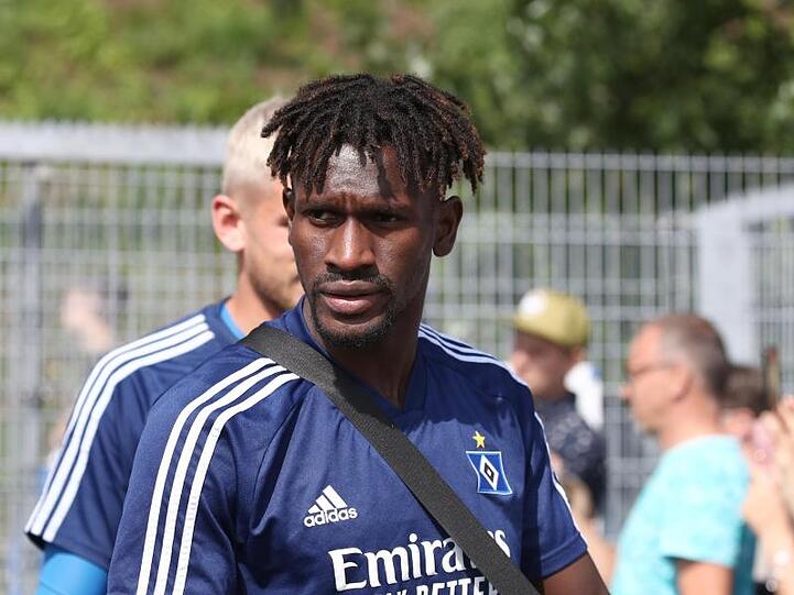 Bakery Jatta kommt zum HSV-Training auf den Platz.