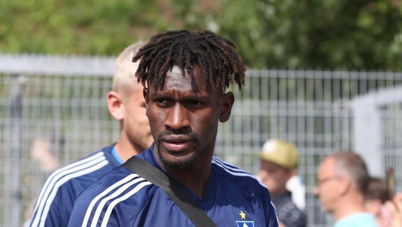 Bakery Jatta kommt zum HSV-Training auf den Platz. Bakery Jatta kommt zum HSV-Training auf den Platz.