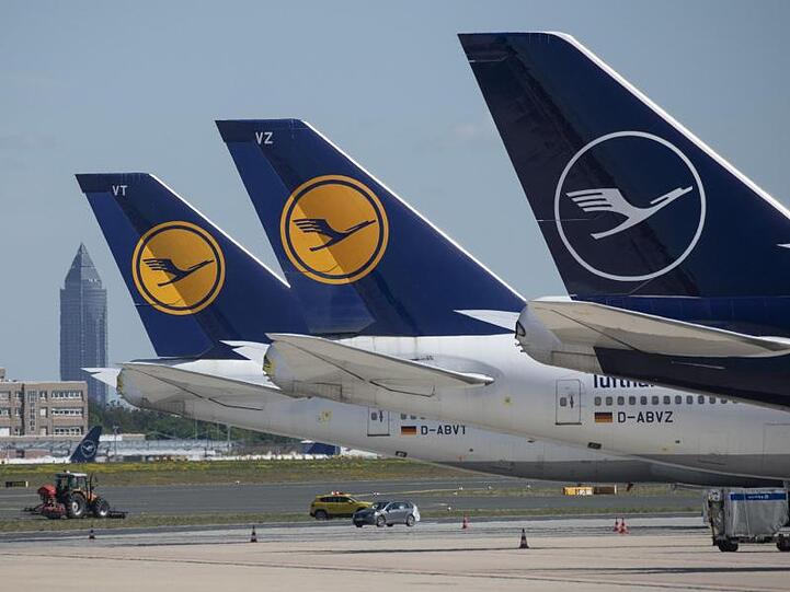 Stillgelegte Passagiermaschine der Lufthansa stehen auf dem Vorfeld des Flughafen Frankfurt.
