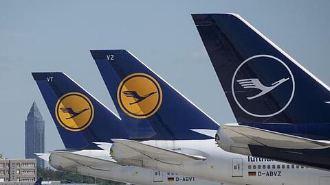 Stillgelegte Passagiermaschine der Lufthansa stehen auf dem Vorfeld des Flughafen Frankfurt.