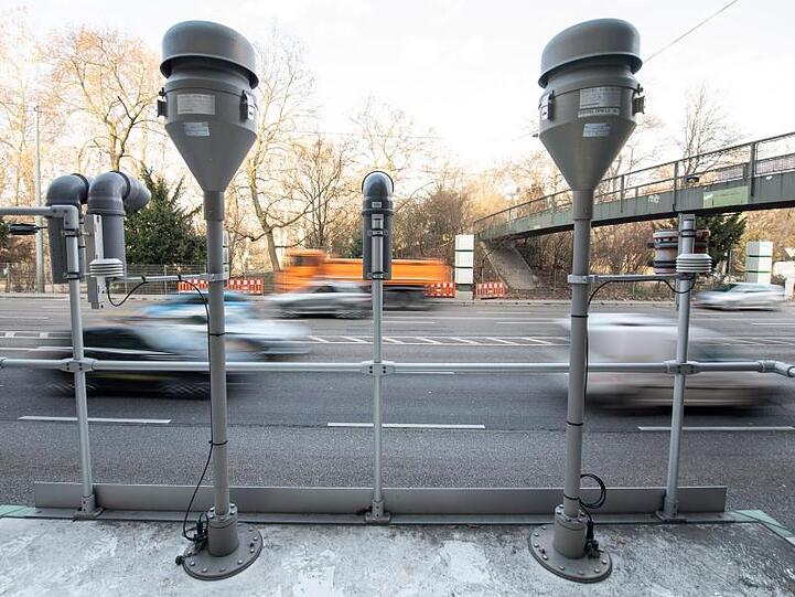 Geräte für die Probennahme von Feinstaub und Stickoxiden auf der Luftmessstelle "Stuttgart am Neckartor".