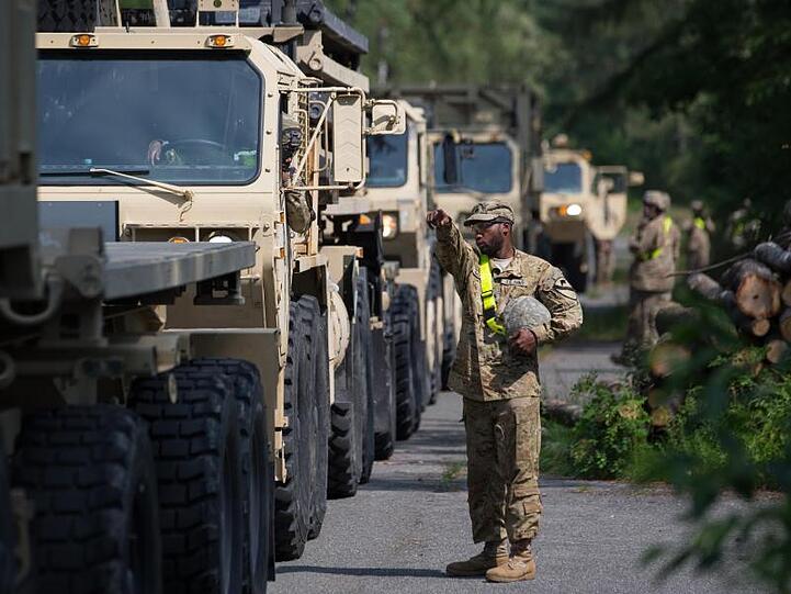 US-Militärfahrzeuge während einer Übung in Nordrhein-Westfalen im Jahr 2018. In Deutschland sind rund 34.500 US-Soldaten stationiert.
