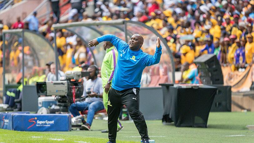Voller Körpereinsatz: Al-Ahly-Coach Pitso Mosimane, hier als Trainer des südafrikanischen Klubs Kaizer Chiefs. (Archivbild)
