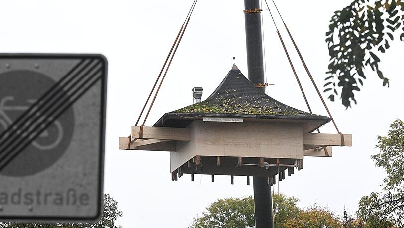 Das "Milchhäusl" wird über den Englischen Garten hochgehoben und versetzt, damit es unterkellert werden kann.