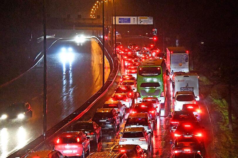 Wegen der Totalsperre bildete sich im Abendverkehr für mehrere Stunden ein kilometerlanger Rückstau.