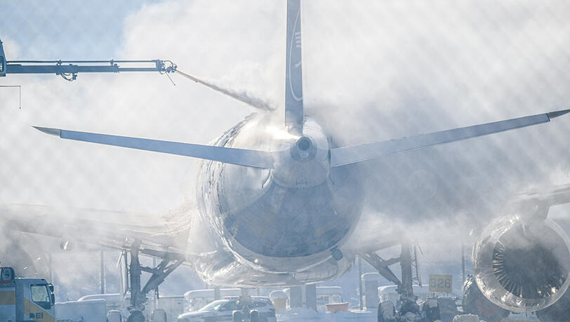 Ein Passagierflugzeug wird vom Eis befreit: Nach einer Unterbrechung wegen der Witterungsbedingungen hat der Münchner Flughafen seinen Betrieb wieder aufgenommen.