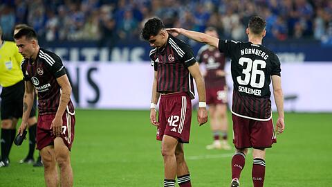 Jens Castrop, Can Uzun und Lukas Schleimer (l-r) von Nürnberg zeigen sich nach dem Spiel enttäuscht.