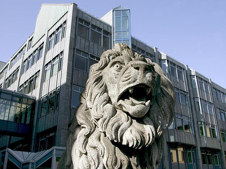Löwenfigur vor der Zentrale der Bayerischen Landesbank