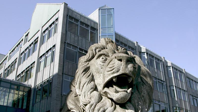 Löwenfigur vor der Zentrale der Bayerischen Landesbank Löwenfigur vor der Zentrale der Bayerischen Landesbank
