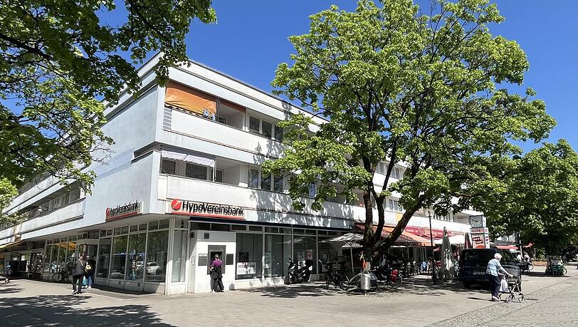 Diese Ladenzeile am Schweizer Platz verschwindet. Hier soll ein modernes Quartier mit mehr als doppelt so vielen Apartments entstehen.