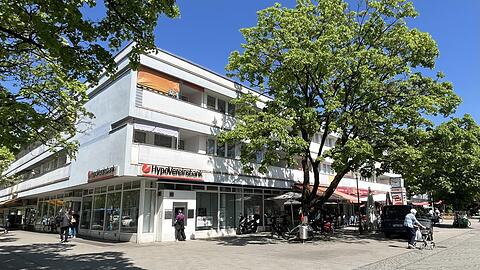Diese Ladenzeile am Schweizer Platz verschwindet. Hier soll ein modernes Quartier mit mehr als doppelt so vielen Apartments entstehen.
