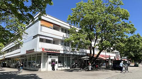Diese Ladenzeile am Schweizer Platz verschwindet. Hier soll ein modernes Quartier mit mehr als doppelt so vielen Apartments entstehen.