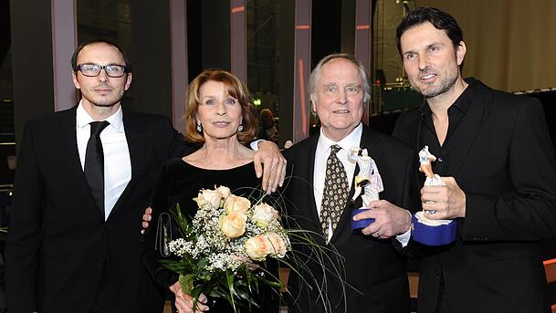 Senta Berger mit Sohn Luca (links), ihrem verstorbenen Ehemann Michael Verhoeven und Sohn Simon (rechts).