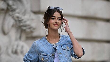 Die indische Schauspielerin Ananya Panday bei der Fashion Week in Paris 2026 mit sommerlicher Frisur.