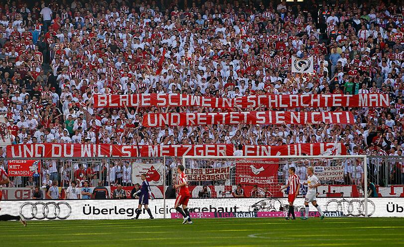 Bayern-Fans rasten beim Gladbach-Spiel aus: &bdquo;Wer den Blauen Millionen zuschiebt, hat unser Vertrauen nicht verdient. Hoeneß, du Lügner&ldquo;, war auf Plakaten zu lesen.